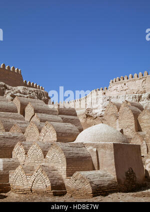 Cimetière médiéval autour du Mausolée Pahlavon Mahmud dans Khiva, Ouzbékistan Banque D'Images