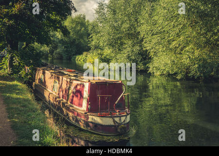 Canalboats sur la rivière Lea (ou Lee) dans le Hertfordshire, Angleterre, Royaume-Uni Banque D'Images