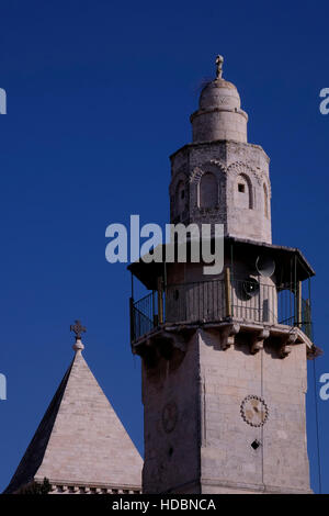 Vue sur le minaret de la mosquée Ayyubid d'Omar ibn Khatab et la tour de l'église luthérienne du Rédempteur dans le quartier chrétien de la vieille ville de Jérusalem-est Israël Banque D'Images