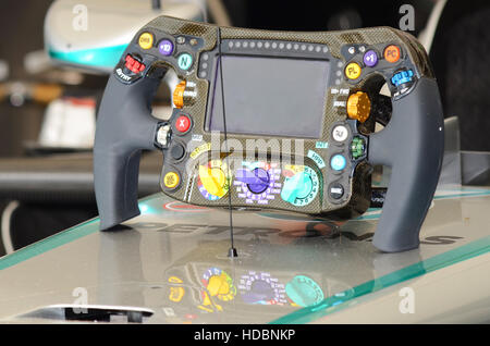 Mercedes Benz F1 W05 formule hybride 1 voiture volant avec interrupteur et bouton de contrôle et écran de lecture au Festival of Speed 2016 Banque D'Images