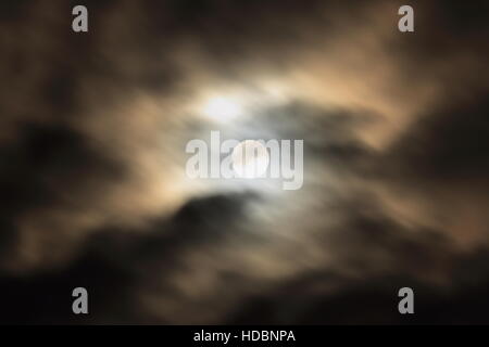 Super pleine Lune artistique avec les nuages colorés. Banque D'Images