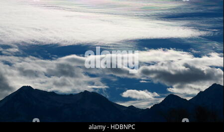 Magnifique arc-en-ciel nuages sur Utah irisation Banque D'Images