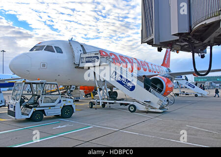 L'aéroport de Stansted Londres, les passagers à bord de l'Aviation Menzies à pied étapes avion EasyJet jet avion inutilisés pont corridor frais généraux, au-delà de l'avion Banque D'Images