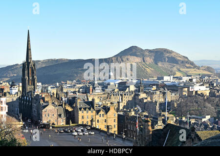 UK Ecosse Edimbourg Esplanade du Château et la vieille ville skyline' redondante clocher d'église (plus d'infos dans la description) & Scottish hills de Arthur's Seat au-delà Banque D'Images