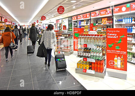 Vue arrière de l'avion de passagers à l'aéroport d'Edinburgh Scotland UK marche à travers l'alcool des magasins de terminal sur chemin de departure lounge Banque D'Images