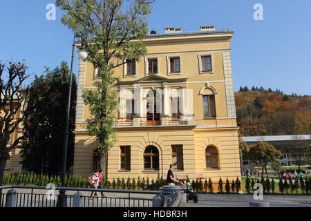 KRYNICA ZDROJ, POLOGNE - Le 13 octobre 2016. Vieux bâtiment dans le centre-ville historique de Krynica Zdroj. Banque D'Images