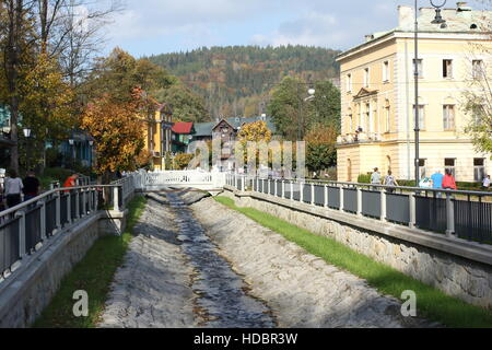 KRYNICA ZDROJ, POLOGNE - Le 13 octobre 2016. Rivière en centre-ville historique de Krynica Zdroj. Banque D'Images