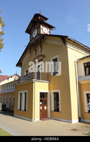 KRYNICA ZDROJ, POLOGNE - Le 13 octobre 2016. Vieille maison thermale au centre historique de la ville de Krynica Zdroj. Banque D'Images