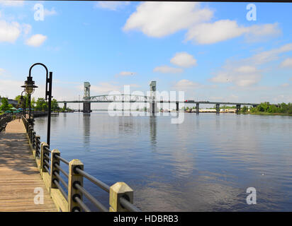 Memorial Bridge traversant la rivière Cape Fear à Wilmington, Caroline du Nord. Banque D'Images
