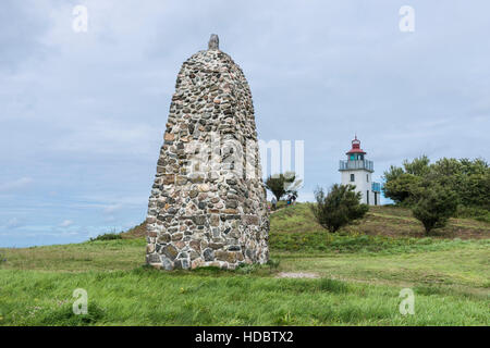 Pierre commémorative pour l'explorateur polaire Knud Rasmussen, derrière le phare de Hundested, Région de la capitale, de Danemark, Danemark