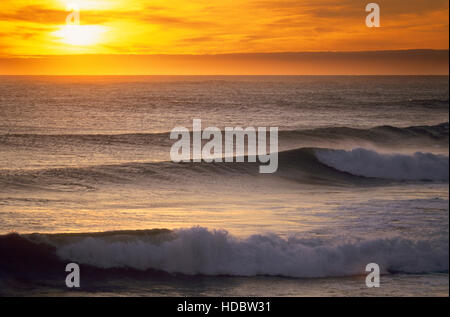 Au coucher du soleil, les vagues de l'océan Atlantique, Agadir, Maroc, Afrique du Nord, Afrique Banque D'Images