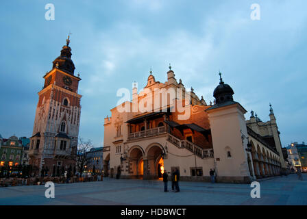 Tour de ville, Ratusz et halle aux draps, Sukiennice, sur la place du marché, Rynek Glowny, à la nuit tombée, Cracovie, Cracovie Banque D'Images