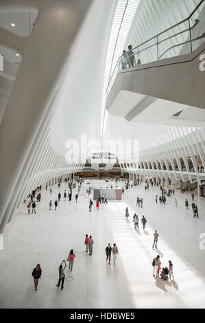 La station de métro d'Oculus, salle principale avec centre commercial, World Trade Center Transportation Hub, architecte Santiago Calatrava Banque D'Images