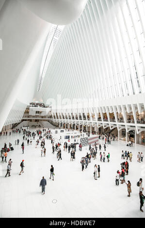 La station de métro d'Oculus, salle principale avec centre commercial, World Trade Center Transportation Hub, architecte Santiago Calatrava Banque D'Images