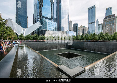 Piscine du nord, World Trade Center Transportation Hub derrière, Ground Zero, Manhattan, New York, USA Banque D'Images