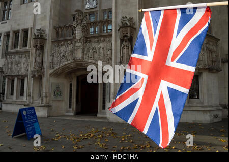 British Union Jack drapeau à l'avant de la Cour Suprême du Royaume-Uni dans le Middlesex Guildhall building à Londres Banque D'Images