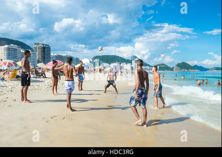 RIO DE JANEIRO - le 27 février 2016 : les jeunes Brésiliens carioca jouer un jeu d'altinho beach football dans un cercle keepy uppy. Banque D'Images