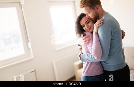 Couple dans leur nouvelle demeure. Banque D'Images
