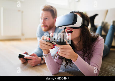 Couple enjoying VR et jouer à des jeux Banque D'Images