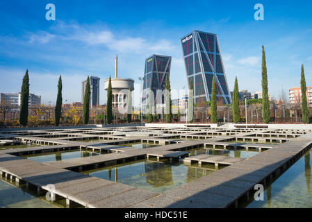 Parque cuarto depósito avec tours Kio. Madrid, Espagne. Banque D'Images