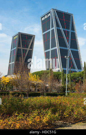 Puerta de Europa à Madrid, Espagne. Aussi connu comme des tours Kio (Torres Kio), Banque D'Images