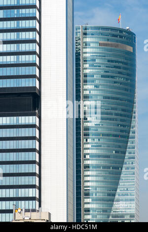 Gratte-ciel dans le quartier des affaires de Madrid, Banque D'Images