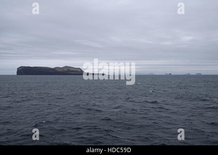 L'île de Surtsey relativement nouvelle, formée par une éruption d'une durée de 1963 à 1967, l'archipel Vestmannaeyjar, le sud de l'Islande. Banque D'Images