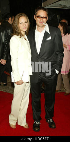 L'acteur Robert Downey, Jr. et sa fiancée, la productrice Susan Levin, arrivent à la première mondiale du film Gothika au Mann Village Theatre de Los Angeles le jeudi 13 novembre 2003. Crédit photo : Francis Specker Banque D'Images