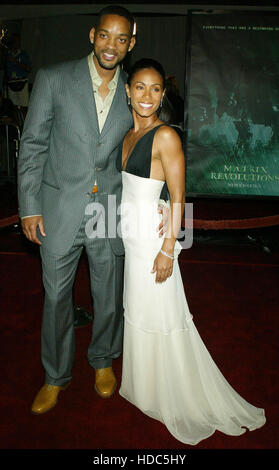 L'actrice Jada Pinkett Smith et son mari, l'acteur Will Smith lors de la première mondiale du film, Matrix Revolutions, à la Disney Concert Hall à Los Angeles le lundi, 27 octobre 2003. Crédit photo : Francis Specker Banque D'Images