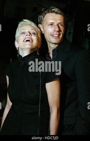 L'actrice Sharon Stone et son petit ami l'Acteur Lambert Wilson lors de la première mondiale du film, Matrix Revolutions, à la Disney Concert Hall à Los Angeles le lundi, 27 octobre 2003. Crédit photo : Francis Specker Banque D'Images