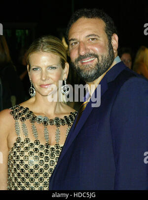 Producteur Joel Silver et son épouse, Karyn Champs, lors de la première mondiale du film, Matrix Revolutions, à la Disney Concert Hall à Los Angeles le lundi, 27 octobre 2003. Crédit photo : Francis Specker Banque D'Images