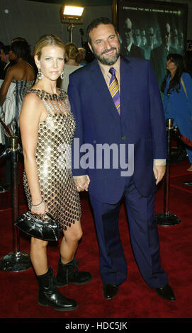 Producteur Joel Silver et son épouse, Karyn Champs, lors de la première mondiale du film, Matrix Revolutions, à la Disney Concert Hall à Los Angeles le lundi, 27 octobre 2003. Crédit photo : Francis Specker Banque D'Images