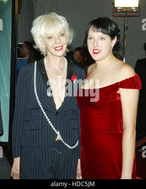 Patricia Reeves, mère de Keanu Reeves, et sa fille Karina, lors de la première mondiale du film, Matrix Revolutions, à la Disney Concert Hall à Los Angeles le lundi, 27 octobre 2003. Crédit photo : Francis Specker Banque D'Images