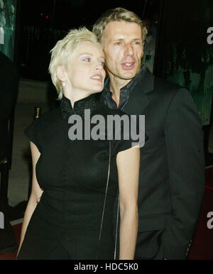 L'actrice Sharon Stone et son petit ami l'Acteur Lambert Wilson lors de la première mondiale du film, Matrix Revolutions, à la Disney Concert Hall à Los Angeles le lundi, 27 octobre 2003. Crédit photo : Francis Specker Banque D'Images