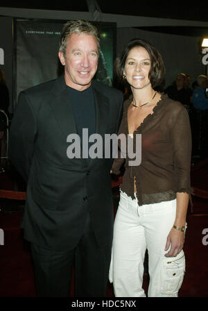 Tim Allen et petite amie Jane Hajduk lors de la première mondiale du film, Matrix Revolutions, à la Disney Concert Hall à Los Angeles le lundi, 27 octobre 2003. Crédit photo : Francis Specker Banque D'Images