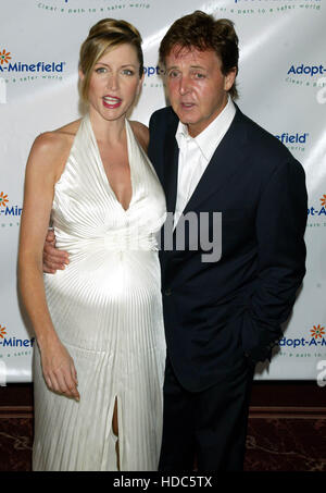 Paul McCartney avec sa femme enceinte, Heather Mills McCartney, à la 3ème conférence annuelle de Adopt-A-Minefield profiter de Los Angeles le mardi 23 septembre 2003. Les mccartney a accueilli l'événement qui réunit des fonds de déminage et fournit une aide aux personnes blessées par des mines terrestres. Crédit photo : Francis Specker Banque D'Images