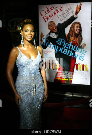 Fb01 20030917 HOLLYWOOD, États-unis : L'actrice et chanteuse Beyonce Knowles pose par son film affiche pendant la première du film de 'The Fighting Temptations' à Hollywood, le jeudi, 17 Septembre, 2003. Le film a été produit par Paramount Pictures et stars Beyonce Knowles et Cuba Gooding Jr. Photo par Francis Specker Banque D'Images