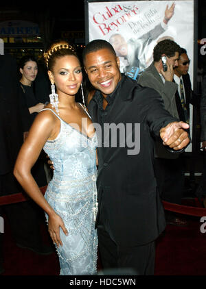 Fb01 20030917 HOLLYWOOD, États-unis : acteurs Beyonce Knowles, gauche, et Cuba Gooding Jr. posent au cours de la première du film 'The Fighting Temptations' à Hollywood, le jeudi, 17 Septembre, 2003. Le film a été produit par Paramount Pictures et stars Beyonce Knowles et Cuba Gooding Jr. Photo par Francis Specker Banque D'Images