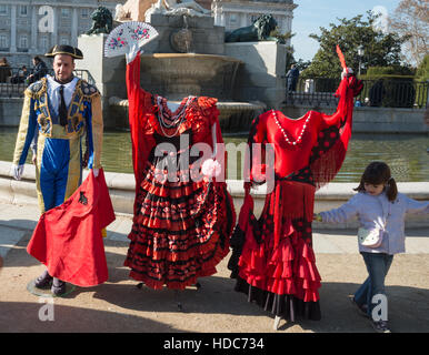 Les touristes d'essayer le costume matador devant le Palais Royal. Madrid Espagne. Banque D'Images