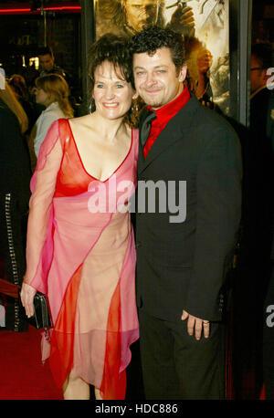 Andy Serkis et son épouse, Lorraine Ashbourne, à la première de Lord of the Rings: Retour du Roi, au Mann Village Theatre de Los Angeles le mercredi 3 décembre 2003. Crédit photo: Francis Specker Banque D'Images