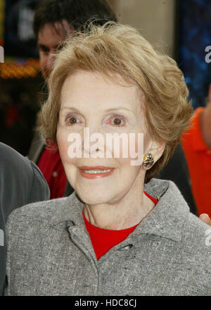 L'ex-Première dame Nancy Reagan arrive à la première du film 'Peter Pan' au Grauman's Chinese Theatre à Hollywood, Californie, le samedi 13 décembre 2003. Photo par Francis Specker Banque D'Images