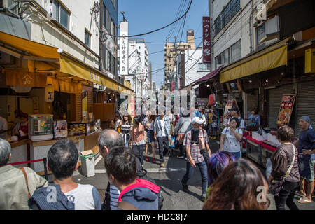 TOKYO, JAPON - 2 octobre, 2016 : personnes non identifiées au marché aux poissons de Tsukiji à Tokyo, Japon. Tsukiji est le plus grand commerce de gros Banque D'Images