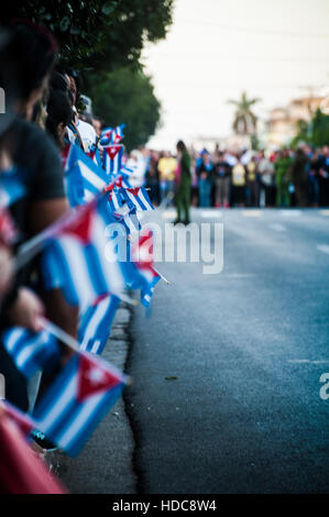 L'endeuillé à Fidel Castro's Memorial line les trottoirs de La Havane, Cuba Banque D'Images