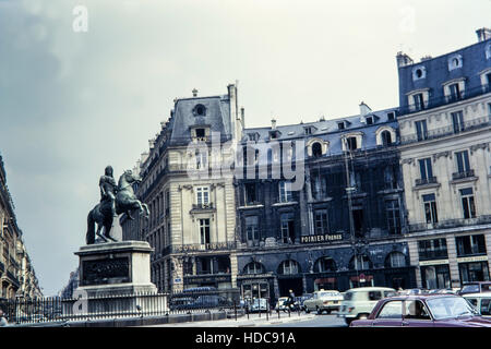 Statue équestre du roi Louis XIV à Paris, Place des Victoires. Photo prise en juillet 1971. Banque D'Images