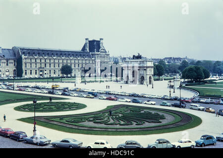 L'Arc de triomphe du Carrousel, un arc de triomphe à Paris, situé dans la place du Carrousel. Il a été construit entre 1806 et 1808 pour commémorer les victoires militaires de Napoléon de l'année précédente. Le plus célèbre Arc de Triomphe de l'étoile, en face de l'Avenue des Champs-Élysées, a été conçu dans la même année ; il est environ deux fois la taille et n'a été achevé qu'en 1836. C'est aussi un exemple de l'architecture de style corinthien. Photo prise en juillet 1971. Banque D'Images