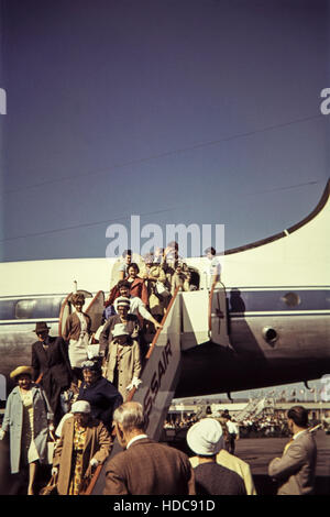 Les passagers débarquant d'un avion de ligne dans les années 1960. Banque D'Images