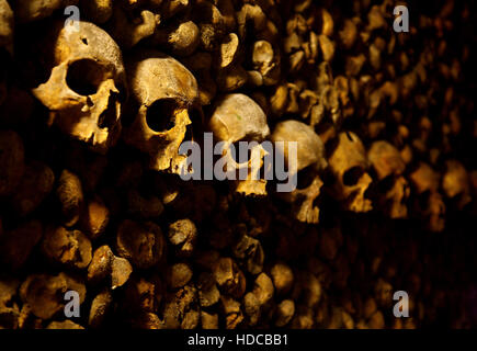 Dans les catacombes de Paris, un immense ossuaire dans certaines mines abandonnées dans Montparnasse, Paris, France. Banque D'Images