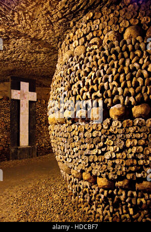 Dans les catacombes de Paris, un immense ossuaire dans certaines mines abandonnées dans Montparnasse, Paris, France. Banque D'Images