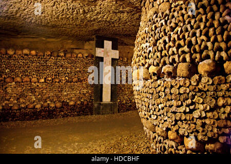 Dans les catacombes de Paris, un immense ossuaire dans certaines mines abandonnées dans Montparnasse, Paris, France. Banque D'Images