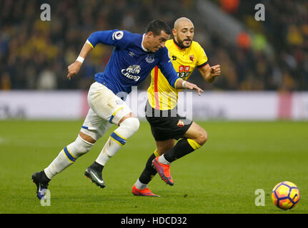 L'Everton Ramiro Funes Mori (à gauche) et Watford's Nordin Amrabat (à droite) bataille pour la balle au cours de la Premier League match à Vicarage Road, Watford. Banque D'Images